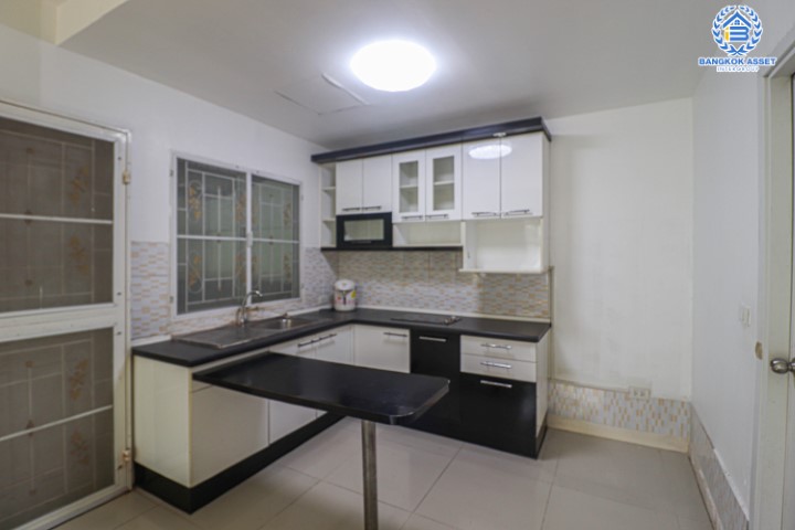 *****ทาวน์เฮ้าส์มือสองย่านนนทบุรี ม.พฤกษาวิลล์28 วงแหวน-รัตนาธิเบศร์ #หลังมุม เนื้อที่เยอะเกือบเท่าบ้านแฝดถึง 34.7 ตร.ว. ฟังก์ชัน 3 ห้องนอน 2 ห้องน้ำ 1 ที่จอดรถ ต่อเติมห้องอเนประสงค์, ครัว และหลังคาโรงรถเรียบร้อยแล้ว บนทำเลเยี่ยมเพียง 8 นาทีก็ถึงรถไฟฟ้าสายสีม่วง "สถานีตลาดบางใหญ่"